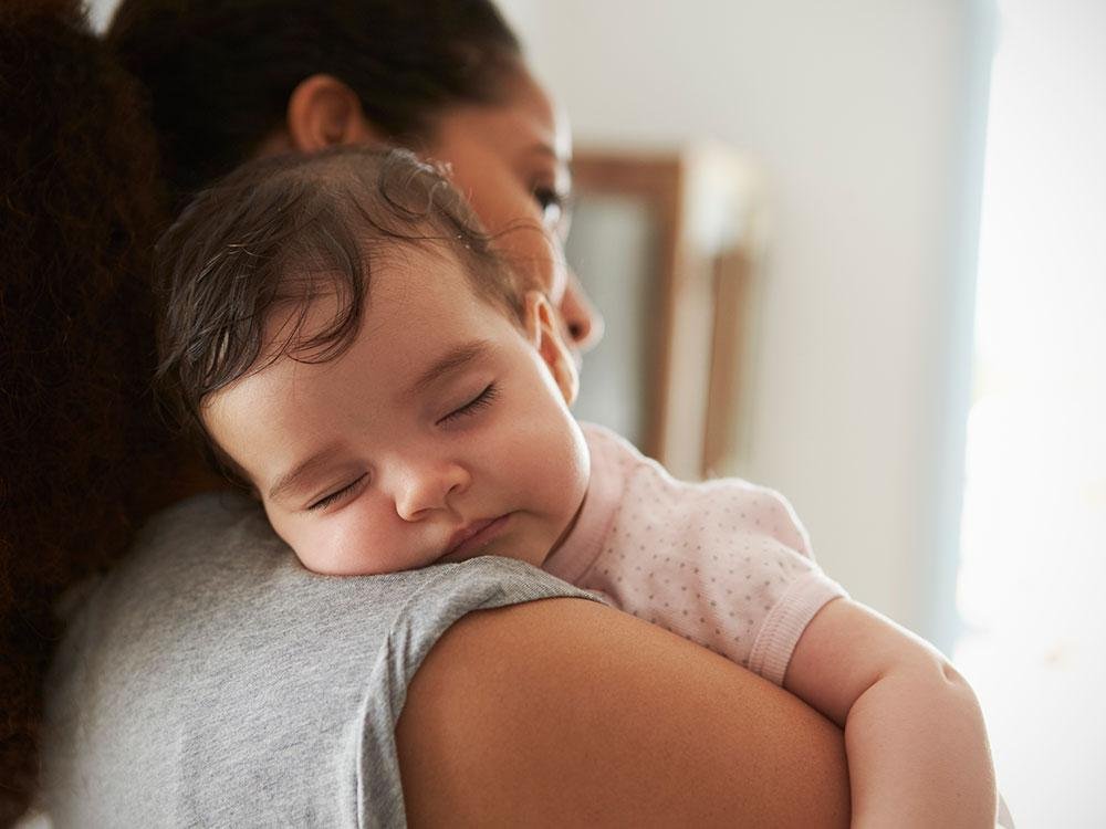 Causas comunes por las que el bebé solo duerme en movimiento