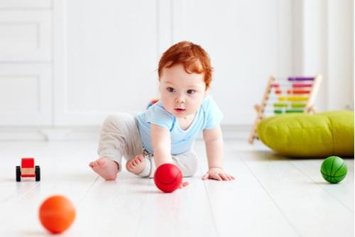 Materiales seguros y adecuados para jugar con bebés en el suelo